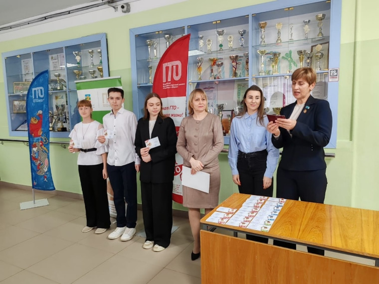 Награждение учеников МОУ «СОШ № 1 им. С.Ф. Романова» знаками отличия ГТО. Награждение учеников МОУ «СОШ № 1 им. С.Ф. Романова» знаками отличия ГТО.